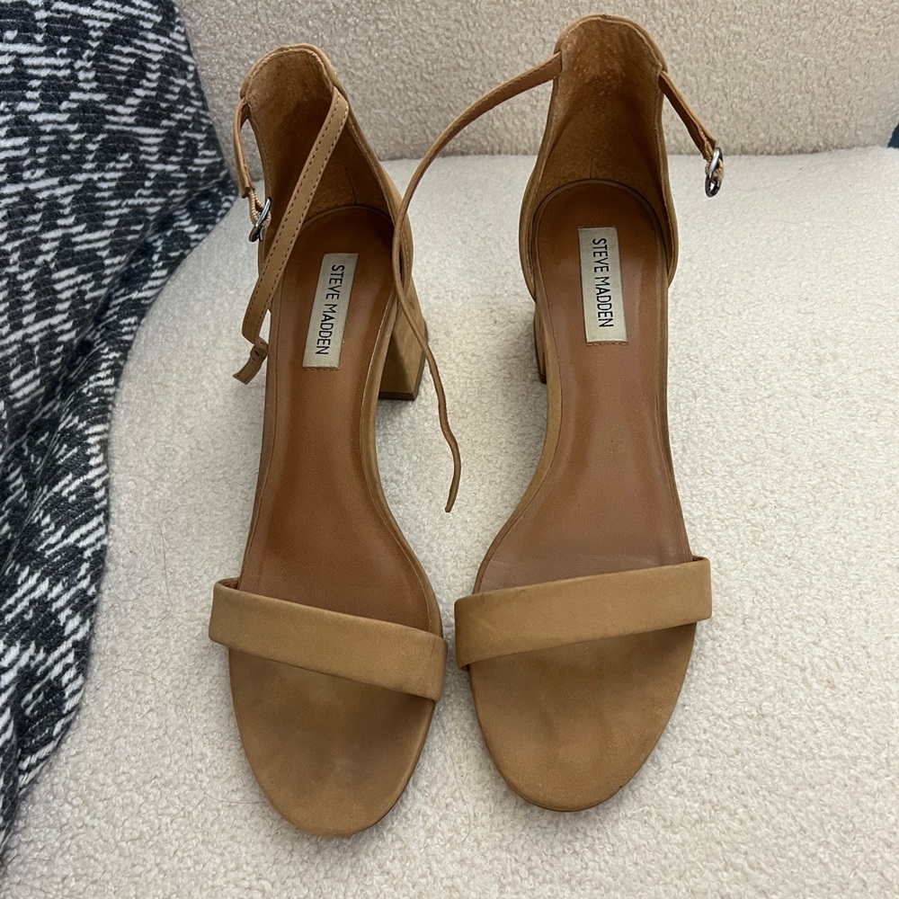 Low heel nude suede sandals